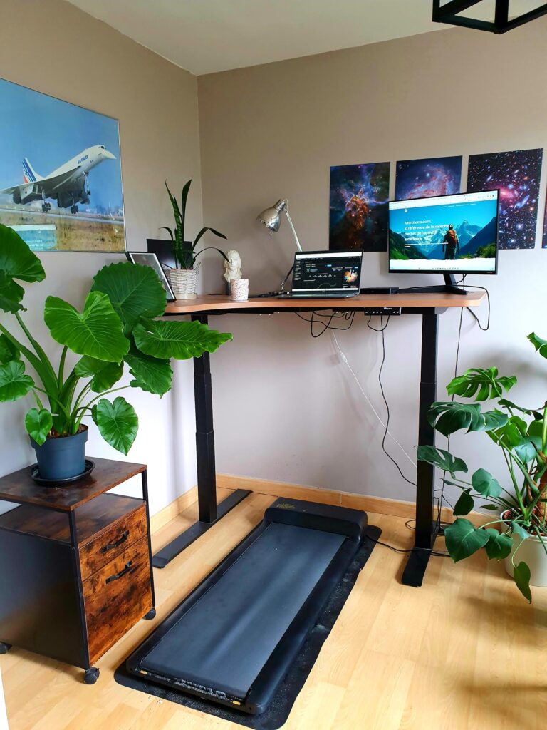 Setup complet d'un bureau pour lutter contre la sédentarité : un bureau debout Kqueo, un tapis de marche Walking pad A1 Pro